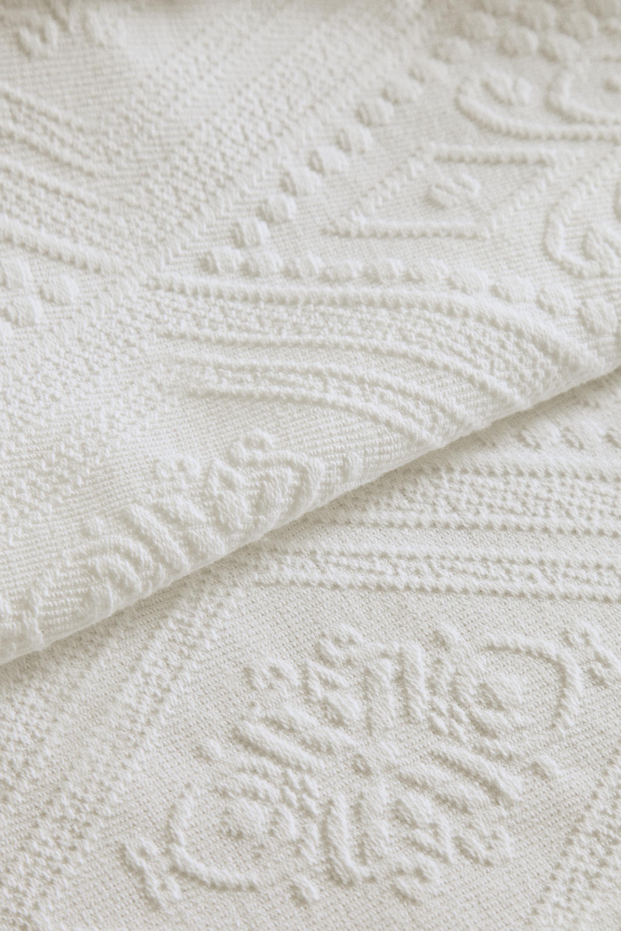 COTTON BEDSPREAD WITH GEOMETRIC DESIGN